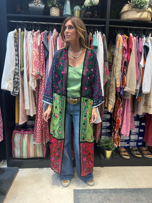 Maîtriser l'Art de Porter le Kimono : La Collection Colorée de Thelma et Louise