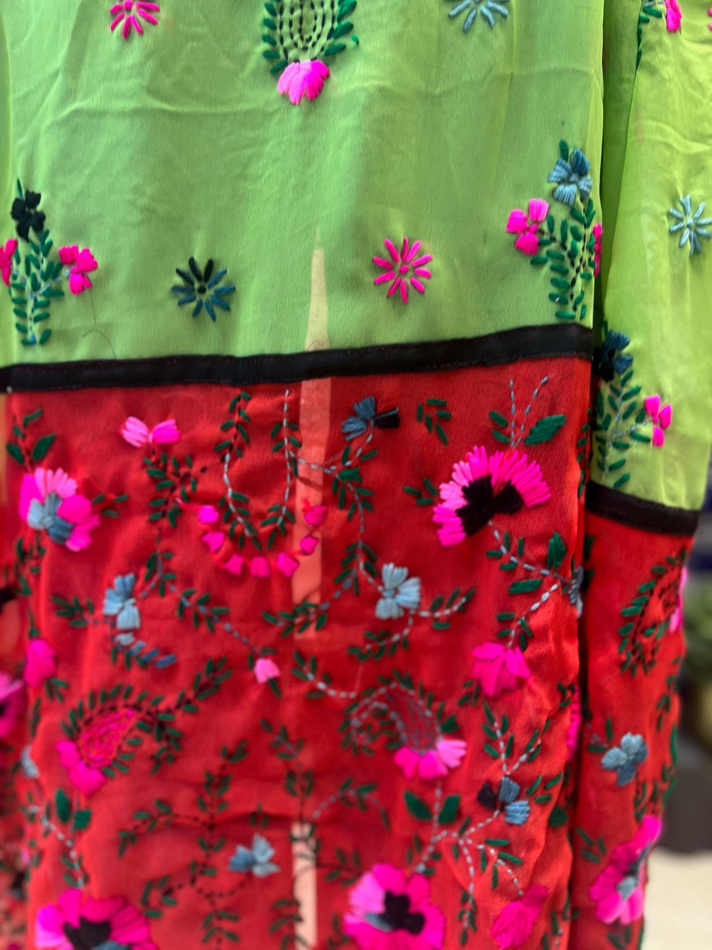 Kimono avec broderies fleuries